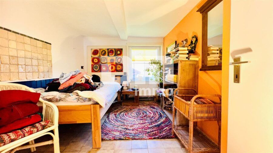 Saniertes Fachwerkhaus mit neuem Dach mit Nebengebäude + PV Anlage auf großem Grundstück - OG Gästezimmer / Büro